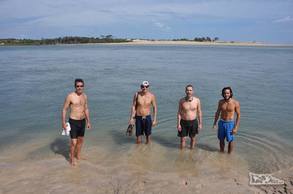Refrescando-se no rio que divide as praias de Fortim e Canoa Quebrada, no litoral do Ceará